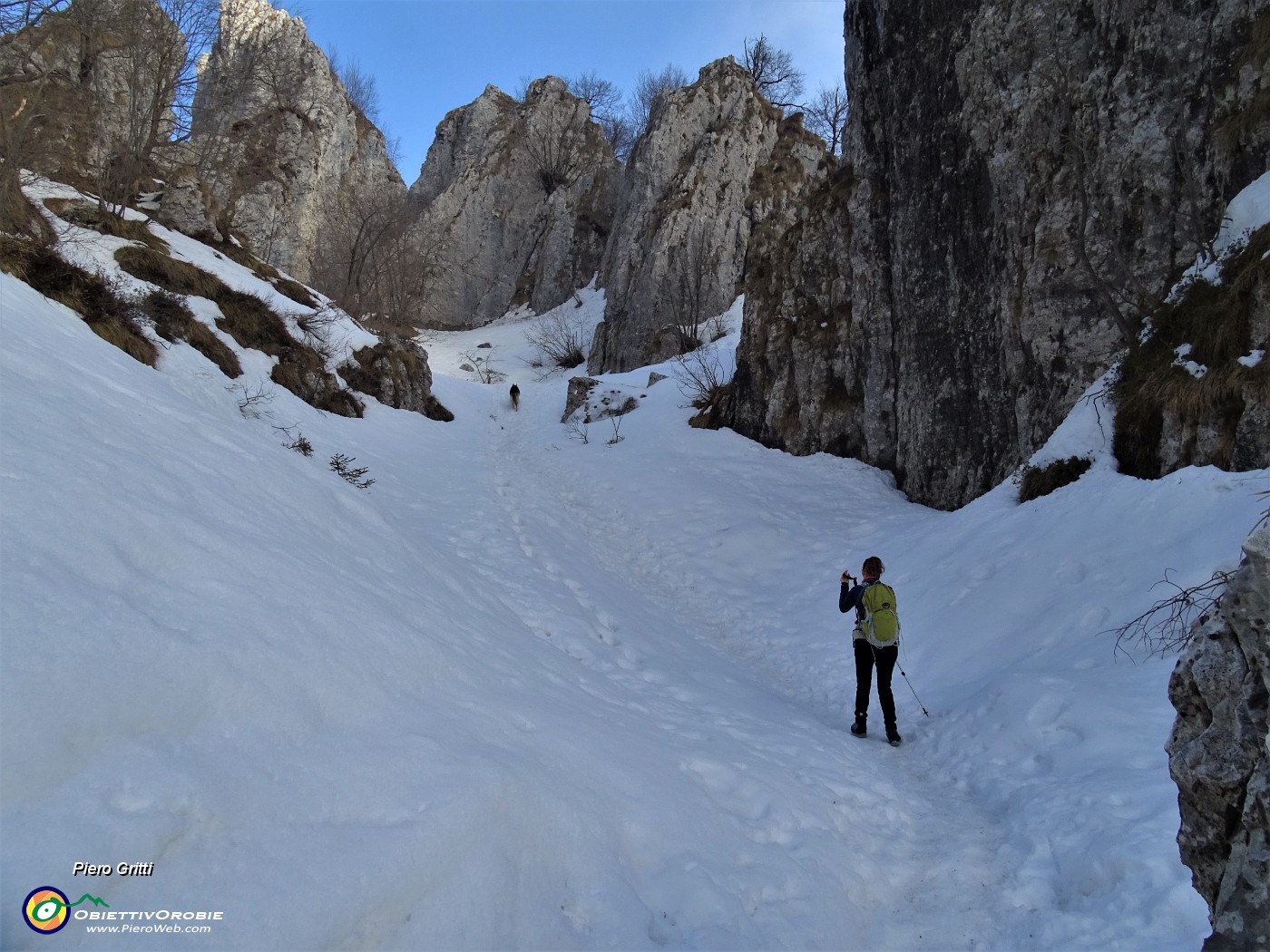 32 Sulle nevi del 'labirinto' , valloncello innevato tra ghiaoni e torrioni della Cornagera .JPG